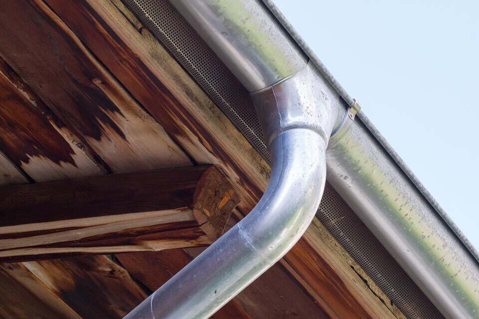 aluminum gutters-close up of metal gutter system on house