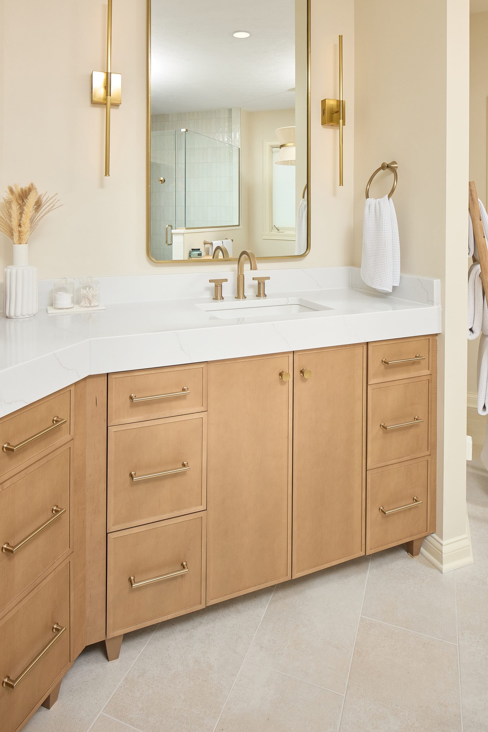 Bringing Sleek Design and Soothing Vibes to a Lackluster Bathroom