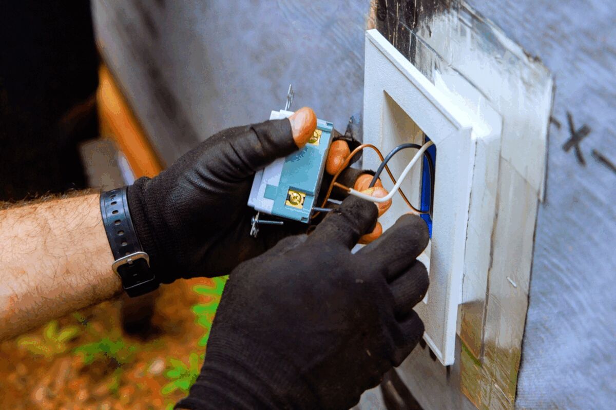 electrician in washington installation outlet